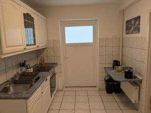 Dapur atau dapur kecil di Monteurhaus Westertweute mit Wintergarten