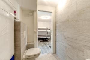 ein Bad mit einem WC und einer ebenerdigen Dusche in der Unterkunft Appartement moderne avec vue incroyable in Les Deux Alpes + 19 Fotos