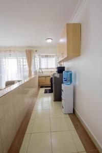 Il comprend une cuisine équipée d'un réfrigérateur et d'un comptoir. dans l'établissement Serene Spaces Garden Estate, à Gatunga 8 autres photos