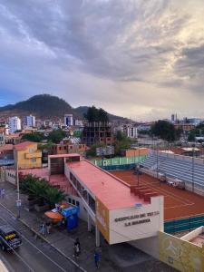 スクレにあるDepartamento en barrio Petroleroの市街のテニスコートの上面