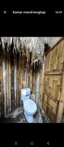 Koupelna v ubytování tiny ECO bamboo house