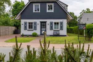 una casa con fachada en blanco y negro en Haus Sommerliebe, en Prerow