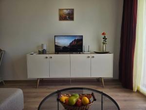 Μια τηλεόραση ή/και κέντρο ψυχαγωγίας στο Modern Studio in Shartrez, Shkorpilovsti