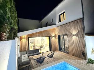 ein Haus mit einem Swimmingpool davor in der Unterkunft Villa NORMANDY in Saint-Georges-de-Didonne