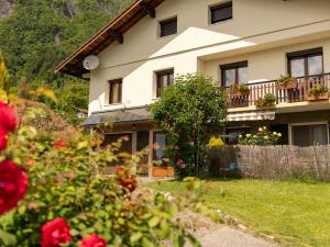 una casa con dei fiori davanti di Gîte dans hameau a Ugine