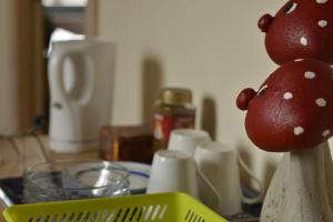 a counter top with a figurine of a teddy bear at Kardybvej 8 in Tastum