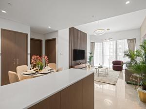 Sjónvarps- og/eða afþreyingartæki á Grande Essence - Elegant 1BR in Downtown