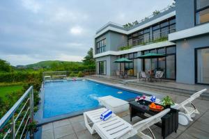 Πισίνα στο ή κοντά στο Casa Boho by StayVista - Contemporary design, Farm-view, Swimming pool & Indoor games for a chic retreat