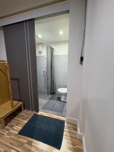 un bagno con doccia, WC e specchio di The beeroom by BoonmeeApt a Sathani Sam Sen