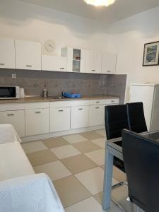Kuchyň nebo kuchyňský kout v ubytování Apartments Maja Lopar