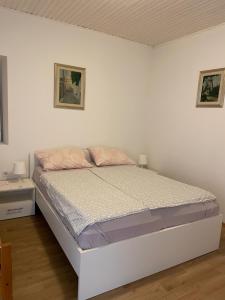 Postel nebo postele na pokoji v ubytování Apartments Maja Lopar