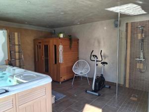 un bagno con doccia e un motorino in una stanza di Camargue - escapade romantique - jacuzzi privatif a Saint-Gilles