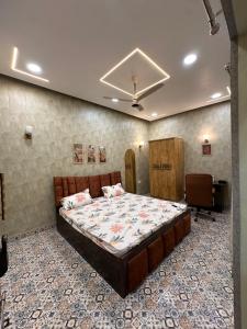 een slaapkamer met een groot bed in een kamer bij Royal Heritage in Lucknow