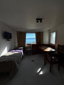 Giường trong phòng chung tại Lake bandurrias con vista infinita al Nahuel +11 ảnh