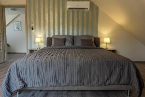 Posteľ alebo postele v izbe v ubytovaní Profi Kecó Apartman