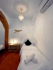 ein Schlafzimmer mit einem Bett, auf dem zwei Handtücher liegen in der Unterkunft Riad Bab Mahrouk in Chefchaouen + 109 Fotos