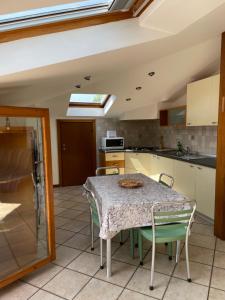 een keuken met een tafel en stoelen in een keuken bij Nico's apartment in Sirmione