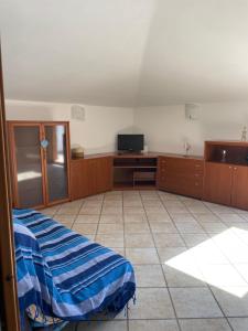 een kamer met een bed en een tegelvloer bij Nico's apartment in Sirmione