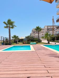 Swimmingpoolen hos eller tæt på S1 résidence avec piscine et Pied dans l'eau