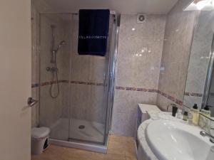 a bathroom with a shower and a sink at Apartamento en Platja d'Aro: A/C, Parking, a 2 Pasos de la Playa, 3 Hab, Terraza. - ES-209-12 in Platja  d'Aro +13 photos