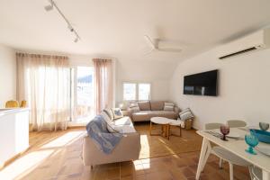 a living room with a couch and a table at Bahía Sol in San José