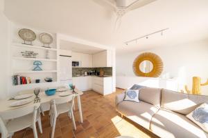 a living room with a couch and a table at Bahía Sol in San José