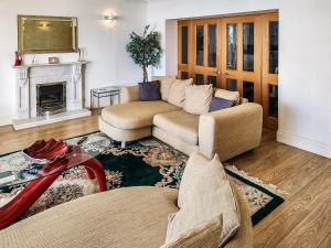 Una sala de estar con dos sofás y una chimenea. en Riviera Apartment, en Torquay
