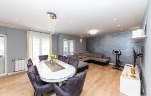 un salon avec une table, des chaises et un canapé dans l'établissement 4 Bedroom Awesome Apartment In Stobrec, à Split