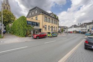 a street with cars parked on the side of the road at Schöne Dachgeschoss Wohnung in Warstein