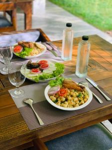 Makanan di atau berdekatan hotel