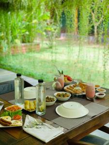 Makanan di atau berdekatan hotel