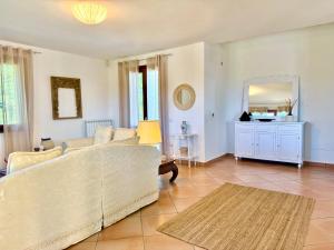 a living room with a white couch and a mirror at La Segreta in Marina di Casalvelino