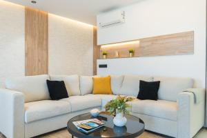 una sala de estar con un sofá y una mesa en Home2Book Stylish Beachfront Escape, en Arinaga