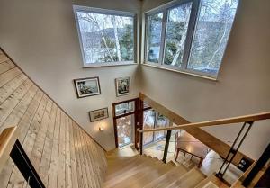 PohénégamookにあるSpa and Lake - Chalet Joy-oの窓が2つある家の階段 +31枚の写真