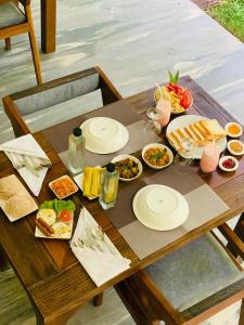 Makanan di atau berdekatan hotel