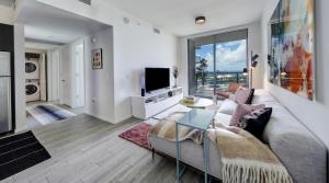 Cadenza Miami - Luxury Residences的电视和/或娱乐中心