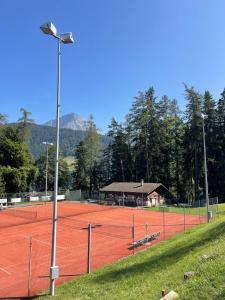 Tennis ja/või seinatennis majutusasutuses Chalet Tendre est la Nuit à Gryon - 6 personnes, belle vue, tout confort või selle läheduses