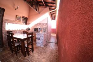 a kitchen and dining room with a table and chairs at MR11 Guest House in Campinas