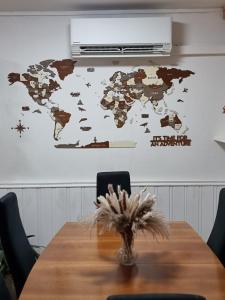 トロンハイムにあるSwapntejのプロジェクターで壁に映し出された世界地図