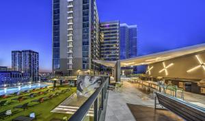 Cadenza Miami - Luxury Residences内部或周边的泳池