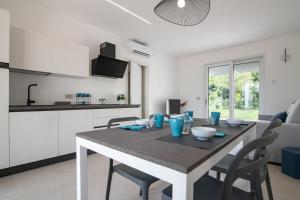 a kitchen and dining room with a table and chairs at Armonia Suites - Terra e Acqua in Verona