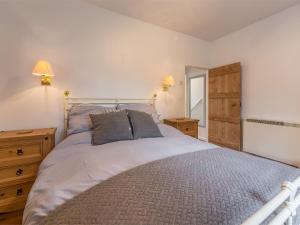 Ένα ή περισσότερα κρεβάτια σε δωμάτιο στο 2 Bed in North Creake KT003