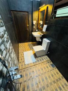 Bilik mandi di Heavenly Hideaway