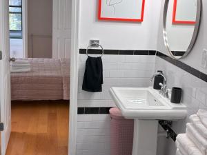 Koupelna v ubytování Brooklyn - Bed-Stuy - Sunny Private 2BR Apartment + 11 fotografií
