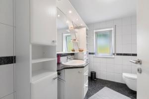 un bagno bianco con lavandino e WC di Bella Casa a Sankt Wendel Altre 22 foto