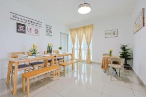 a dining room with a table and chairs at Cozy Homestay #IOI City Mall #Putrajaya #17 Pax in Puchong
