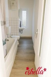 Et badeværelse på estrella24 LIVING ROOMS Kairo