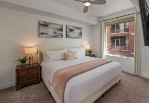 Ένα ή περισσότερα κρεβάτια σε δωμάτιο στο Central City Luxury-2BR 2BA,Pool,Htub,Gym,Parking