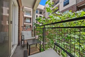 Μπαλκόνι ή βεράντα στο Central City Luxury-2BR 2BA,Pool,Htub,Gym,Parking +34 φωτογραφίες