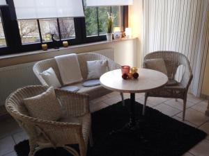 ein Wohnzimmer mit einem Tisch und 2 Stühlen sowie einem Tisch und einem Chairsktop in der Unterkunft Ferienwohnung Lino in Zinnowitz